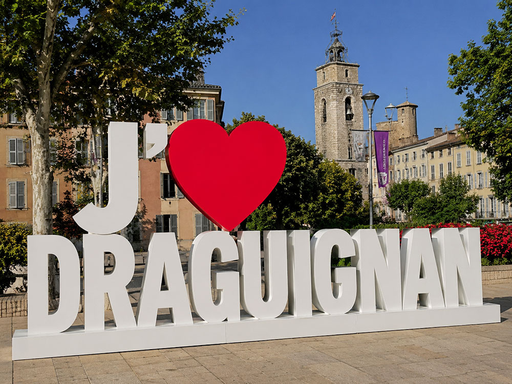 Image d'illustration pour : Création du panneau emblématique J'aime Draguignan